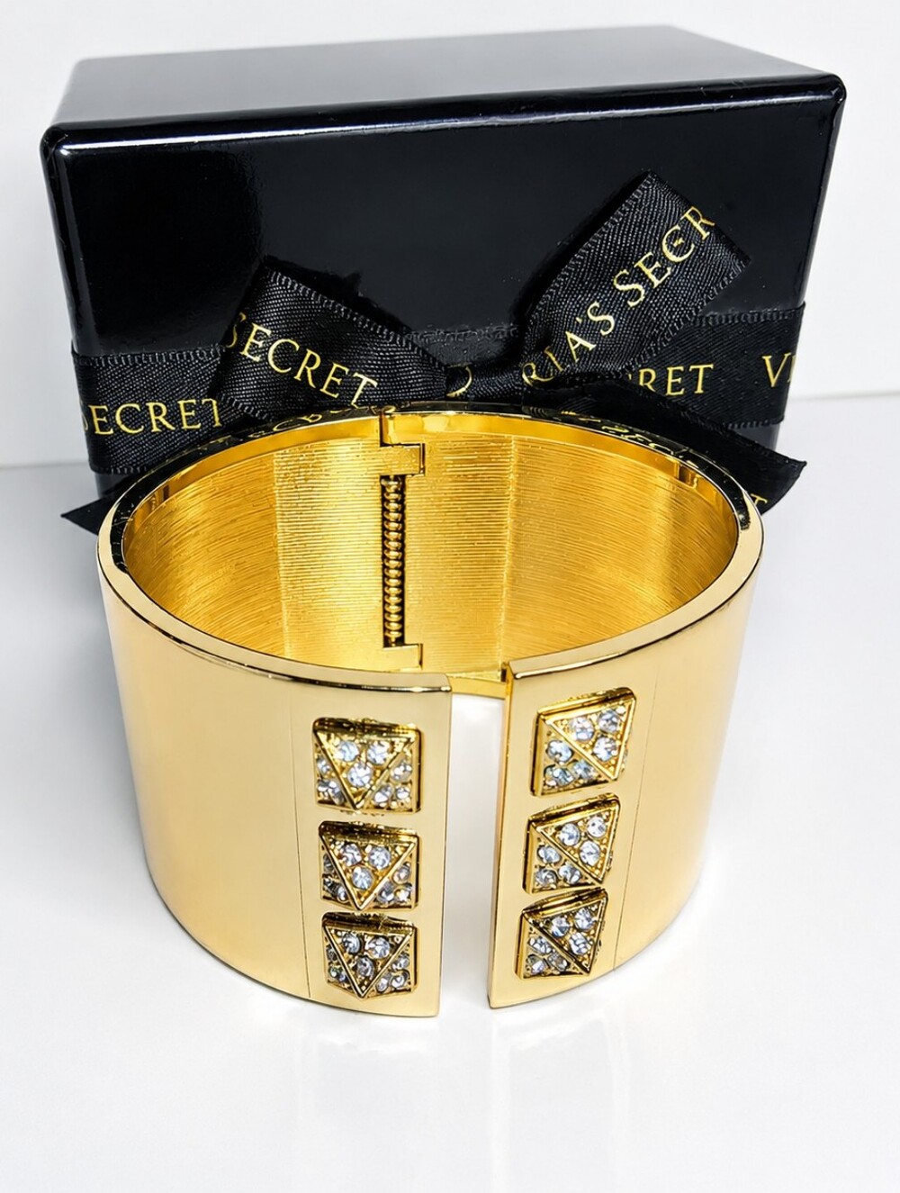 Victoria's Secret Gold-Tone Hinged Cuff Bracelet –‎ NWT